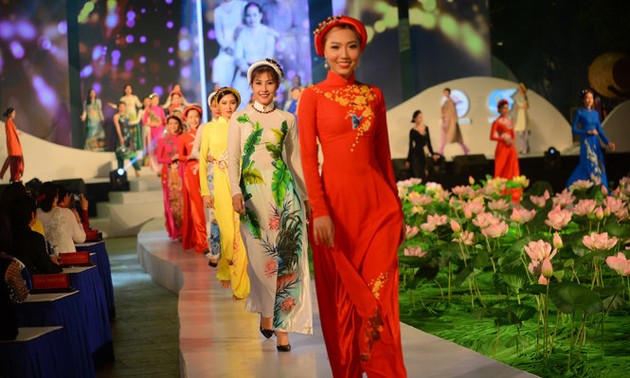 Program “Busana Ao Dai Vietnam-kehalusan yang berjalan bersama dengan waktu” memuliakan para desainer dan artisan yang menjaga keindahan kebudayaan Vietnam