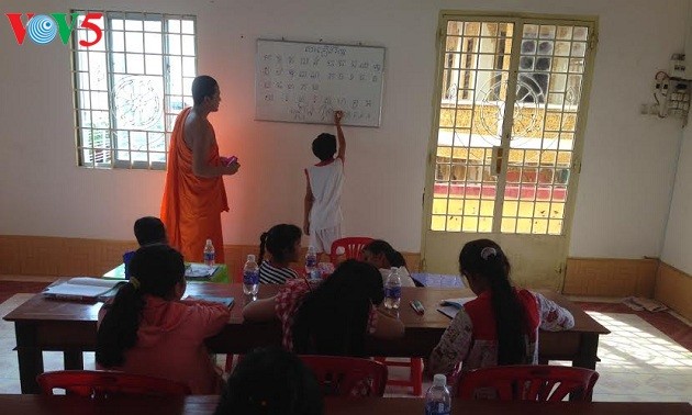 Kursus pengajaran aksara Khmer di tengah-tengah kota