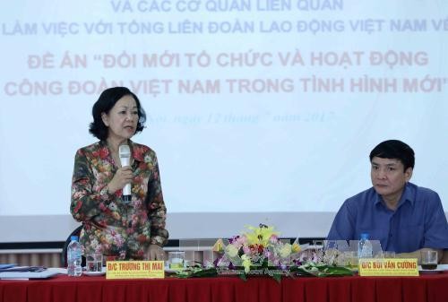 Memperbarui secara sinkron dan efektif organisasi dan aktivitas serikat buruh Vietnam