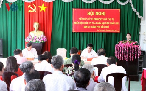 Ketua MN Nguyen Thi Kim Ngan melakukan kontak dengan pemilih Kota Can Tho
