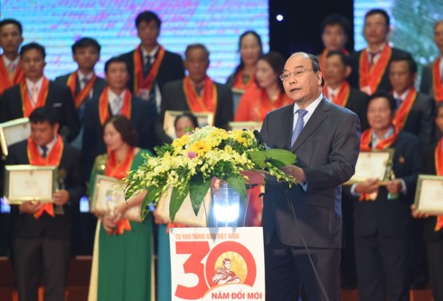 PM Nguyen Xuan Phuc menghadiri upacara memuliakan dan menyampaikan gelar Petani Vietnam yang Terkemuka dalam masa 30 tahun pembaruan