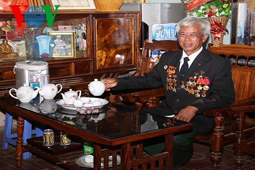 Pak Vi Van Om-Pahlawan Kerja di daerah perbatasan Tay Bac atau daerah Barat Laut, Vietnam Utara