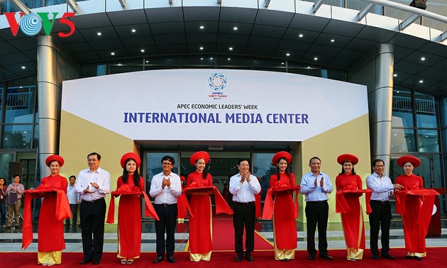 Meresmikan Pusat Pers Internasional APEC
