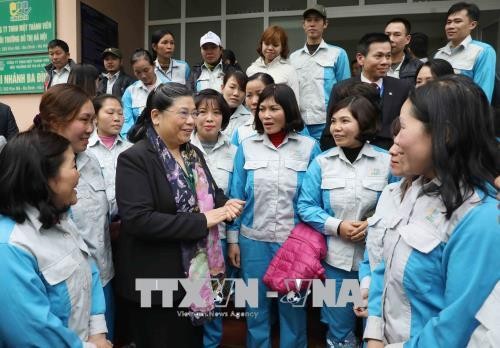 Wakil Harian Ketua MN Tong Thi Phong mengucapkan selamat Hari Raya Tet kepada kaum buruh lingkungan hidup dan perkotaan Hanoi