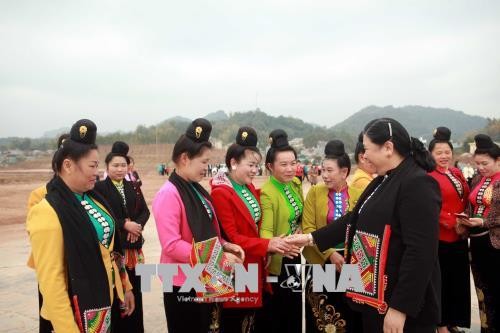Wakil Harian Ketua MN Tong Thi Phong turut bergembira Hari Raya Tet dengan rakyat Provinsi Son La