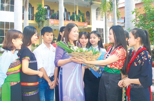 Tradisi “menghormati guru, menghargai moral” selalu berada dalam kesedaran orang Vietnam