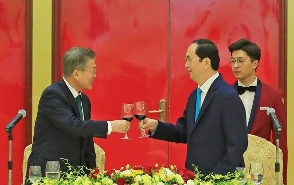 Presiden Tran Dai Quang memimpin resepsi untuk Presiden Republik Korea Moon Jae-in