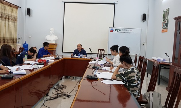 Jam kuliah ekstrakurikuler tentang penerjemahan untuk mahasiswa Laos di Akademi Diplomatik Hanoi