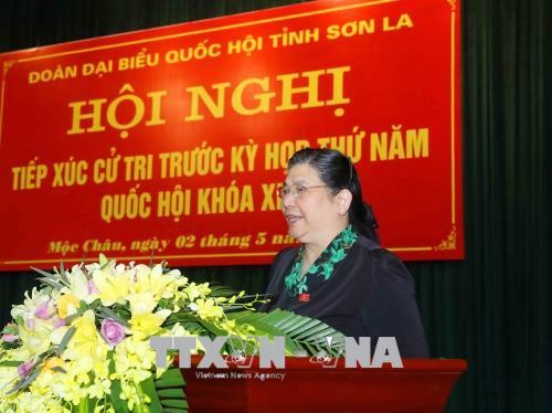 Wakil Ketua MN Tong Thi Phong melakukan kontak dengan pemilih Kabupaten Moc Chau, Provinsi Son La