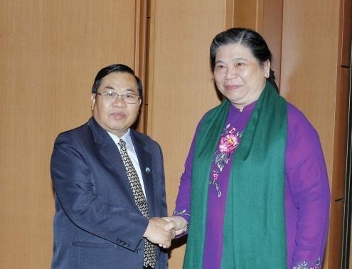 Wakil Harian Ketua MN Tong Thi Phong melakukan pembicaraan dengan Wakil Ketua Parlemen Laos