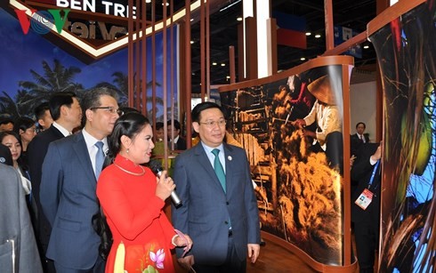 Deputi PM Vuong Dinh Hue menghadiri acara pembukaan Pekan Raya CAEXPO dan Konferensi CABIS ke-15 di Nanning, Tiongkok