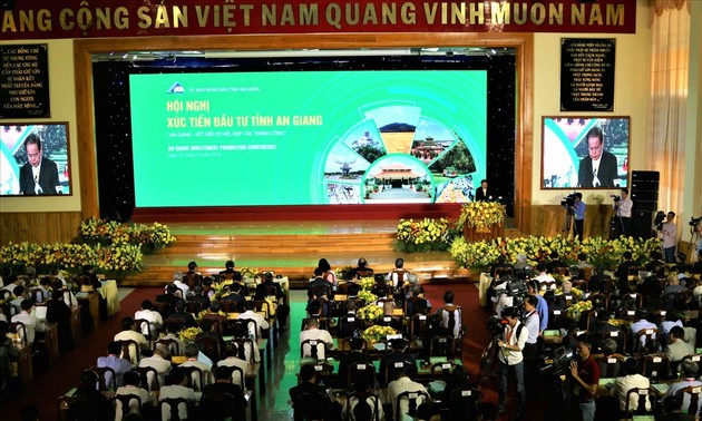 PM Nguyen Xuan Phuc menghadiri konferensi promosi investasi di Provinsi An Giang