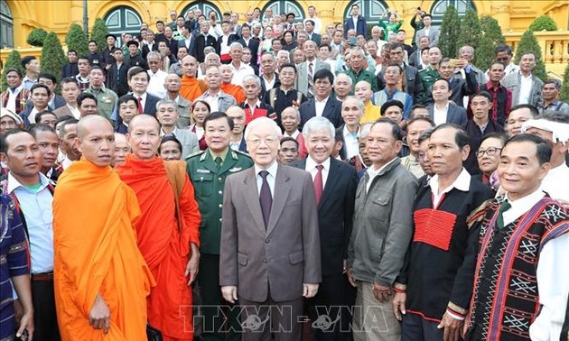 Sekjen, Presiden Nguyen Phu Trong menerima rombongan sesepuh dan kepala dukuh yang tipikal nasional