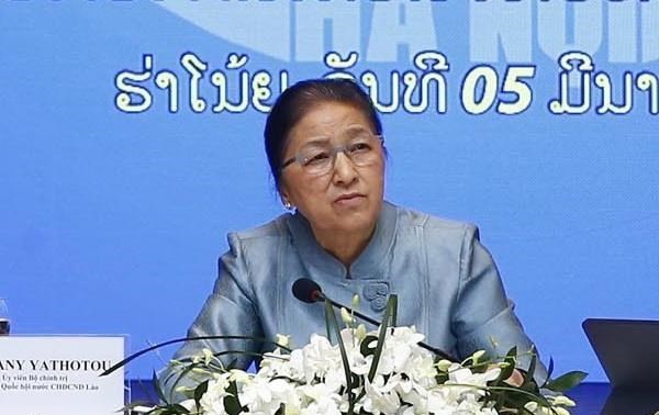 Ketua Parlemen Laos mengunjungi pola ekonomi grup di Viet Nam