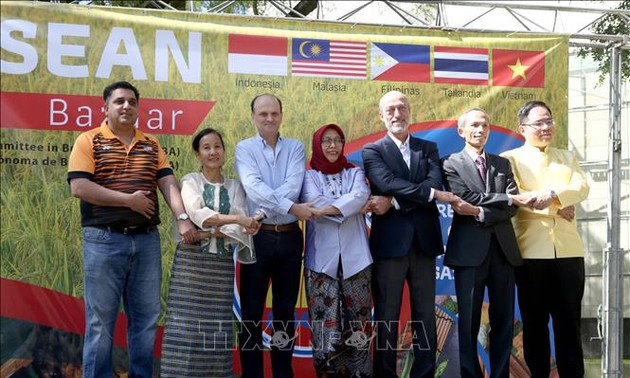 Memperkenalkan kebudayaan Viet Nam di Pekan Raya ASEAN Bazar di Argentina