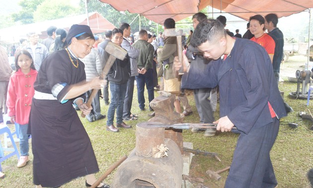 Kejuruan tukang besi dari warga etnis minoritas Nung An di Provinsi Cao Bang