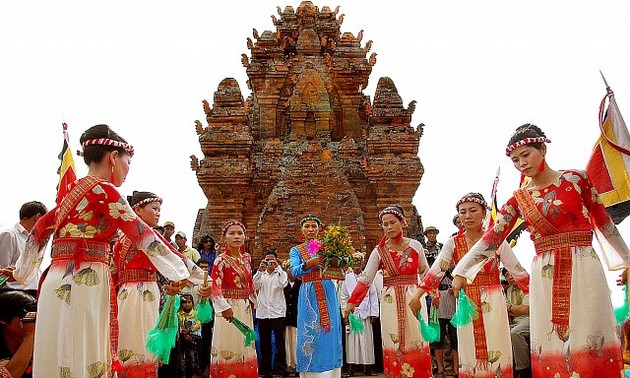 Warga etnis minoritas Cham di Provinsi Binh Thuan mengkonservasikan bahasa dan aksaranya
