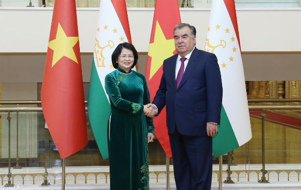 Wakil Presiden Dang Thi Ngoc Thinh melakukan kontak bilateral dengan pimpinan banyak negara di Tajikistan