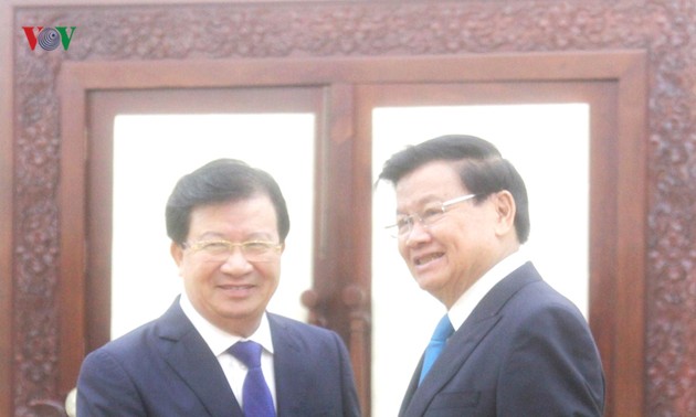 Deputi PM Trinh Dinh Dung melakukan pertemuan dengan PM dan Ketua Parlemen Laos