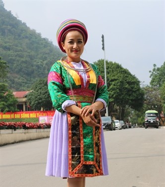 Ciri khas dari pakaian perempuan etnis minoritas Mong Putih, Provinsi Ha Giang