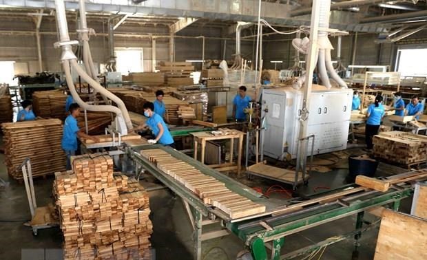 Mendorong badan usaha melaksanakan tanggung-jawab sosial dalam pengolahan kayu dan hasil perikanan