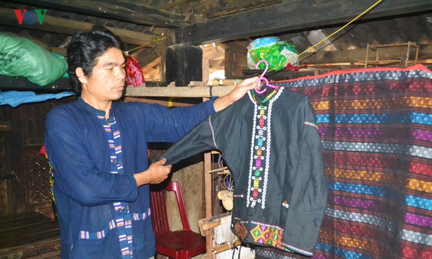 Menghidupkan kembali kerajinan menenun kain ikat dari warga etnis-etnis minoritas Van Kieu dan Pa Co