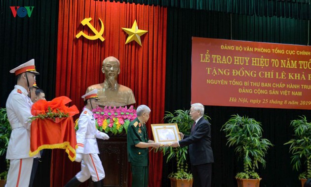 Sekjen, Presiden Nguyen Phu Trong menyampaikan Lencana 70 tahun usia Partai kepada mantan Sekjen Le Kha Phieu