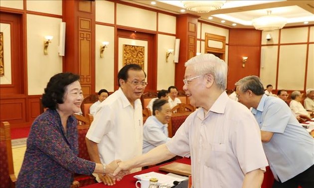 Mantan pimpinan Partai Komunis dan Negara Viet Nam memberikan sumbangan pendapat terhadap rancangan laporan politik dan  rancangan laporan  tentang masa 10 tahun pelaksanaan program politik 2011