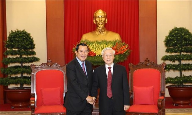 Sekjen, Presiden Nguyen Phu Trong menerima Ketua Partai Rakyat Kamboja, PM Kamboja Hun Sen