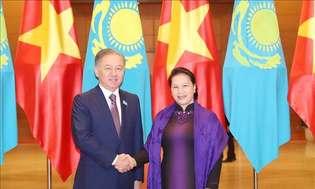 Ketua Majelis Rendah Kazakhstan mengakhiri kunjungan resmi di Viet Nam