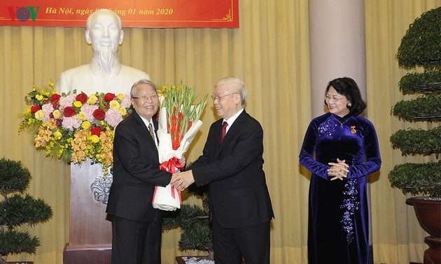 Sekjen, Presiden Nguyen Phu Trong menyampaikan Lencana Partai Komunis kepada para pejabat senior Negara