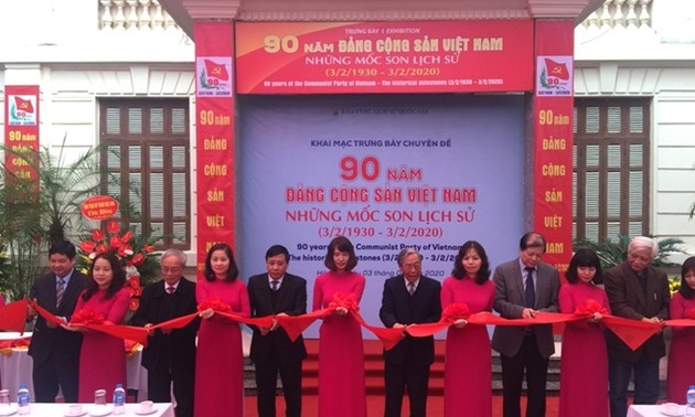 Membuka pameran dengan tema: “90 tahun Partai Komunis Viet Nam-Tonggak-tonggak merah sejarah”