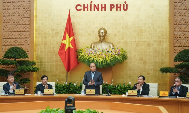 PM Nguyen Xuan Phuc memimpin konferensi untuk mengusahakan solusi terhadap industri pengolahan hasil pertanian