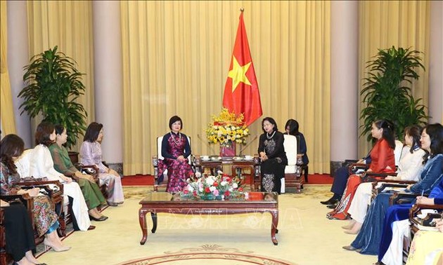 Wakil Presiden Dang Thi Ngoc Thinh menerima Kelompok Perempuan Komunitas ASEAN