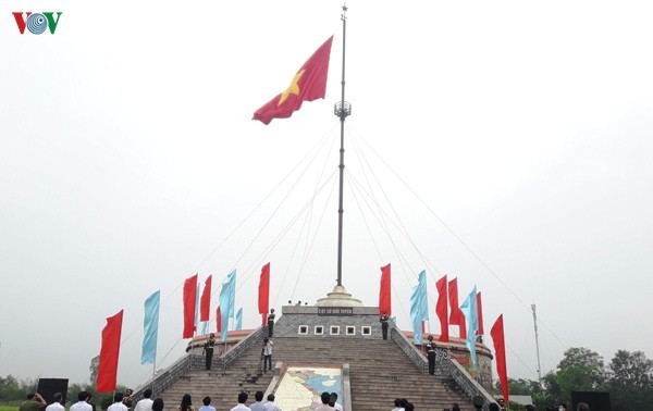 Upacara bendera penyatuan tanah air di tepi Sungai Hien Luong-Ben Hai