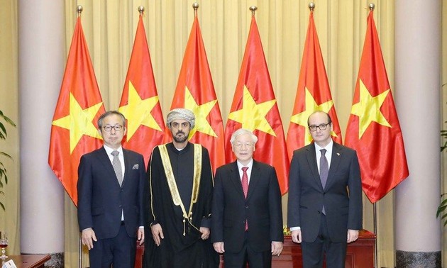 Sekjen, Presiden Nguyen Phu Trong menerima para Duta Besar yang menyampaikan surat mandat