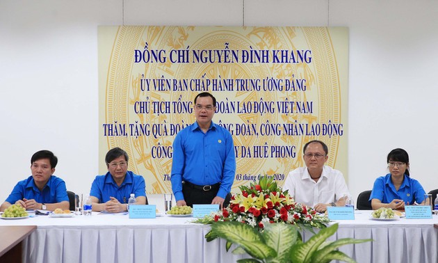 Konfederasi Serikat Pekerja Viet Nam menyemangati badan usaha dan kaum buruh Kota Ho Chi Minh