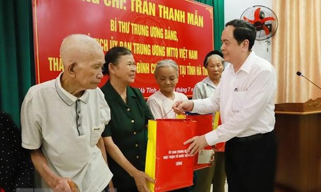 Ketua Pengurus Besar Front Tanah Air Viet Nam memberikan bingkisan kepada keluarga-keluarga yang mendapat kebijakan prioritas di Provinsi Ha Tinh