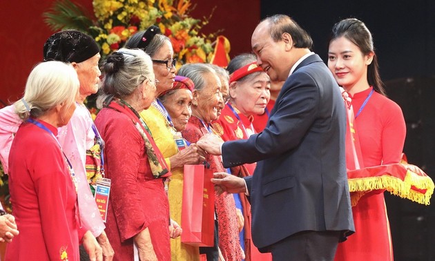 PM Nguyen Xuan Phuc menghadiri pertemuan dengan 300 Ibu Viet Nam Heroik seluruh negeri