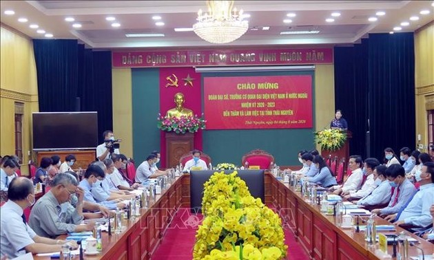 Rombongan para Duta Besar dan Kepala Badan-Badan Perwakilan Viet Nam di luar negeri melakukan kunjungan di Provinsi Thai Nguyen