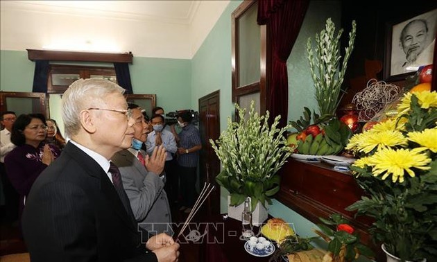 Sekjen, Presiden Nguyen Phu Trong membakar hio untuk mengenangkan Presiden Ho Chi Minh