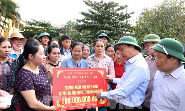 PM Pemerintah memutuskan memberikan bantuan darurat sementara sebesar 500 miliar VND bagi berbagai provinsi di Viet Nam Tengah