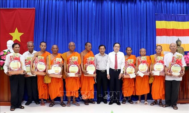 Wakil Ketua MN, Ketua Pengurus Besar Front Tanah Air Viet Nam Ucapkan Selamat bagi Pesta Chol Chnam Thmay dari Warga Khmer