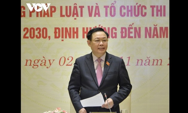 Ketua MN Vuong Dinh Hue Pimpin Simposium tentang Penyempurnaan Sistem Perundang-undangan