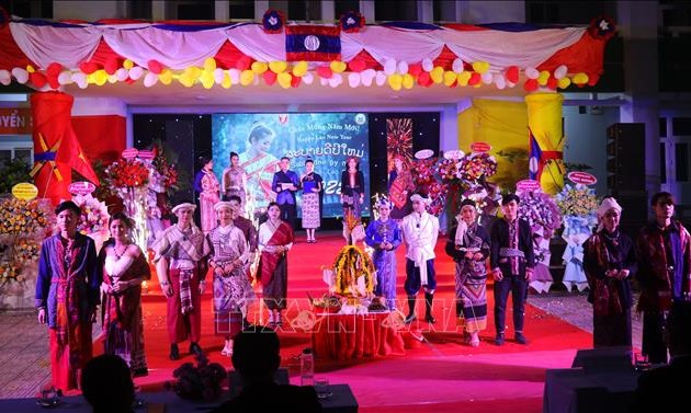 Pelajar Internasional Laos Sambut Hari Perayaan Tradisional Bunpimay di Ibukota Kuno Hue