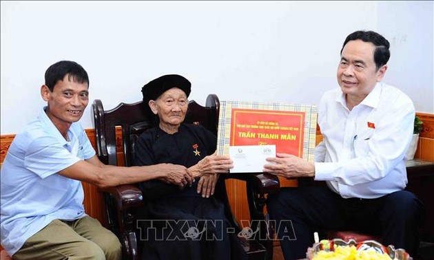 Wakil Harian Ketua MN Tran Thanh Man Hadiahkan Bingkisan kepada Ibu Viet Nam Heroik, Orang yang Mendapat Kebijakan Prioritas di Provinsi Cao Bang