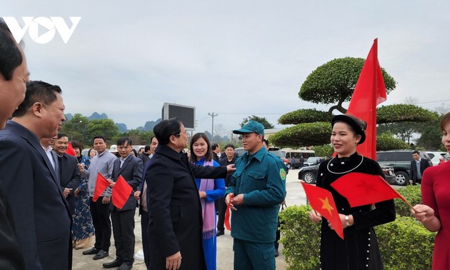 Pimpinan Partai Komunis dan Negara Mengucapkan Selamat Hari Raya Tet di Provinsi Cao Bang dan Lao Cai