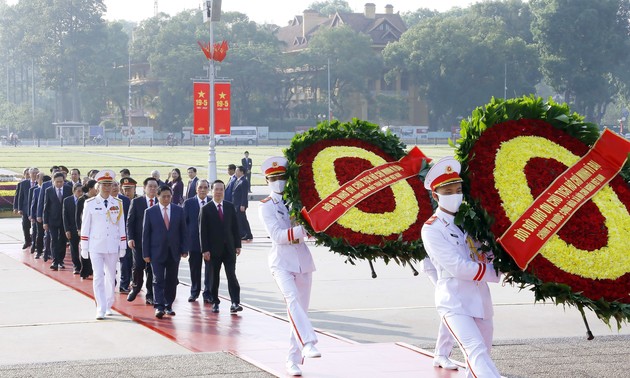 Pimpinan Partai Komunis dan Negara Vietnam Berziarah ke Mausoleum Presiden Ho Chi Minh