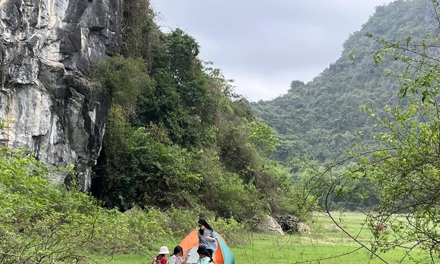 Petani Desa Lien Minh Melakukan Wisata Komunitas