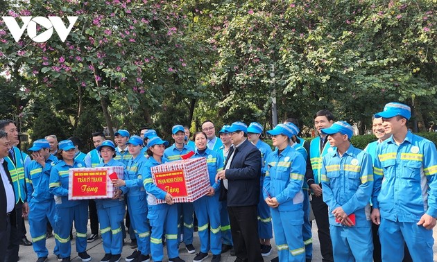 PM Pham Minh Chinh Kunjungi dan Ucapkan Selamat Hari Raya Tet kepada Buruh dan Pekerja yang Melaksanakan Tugas Selama Hari Raya Tet